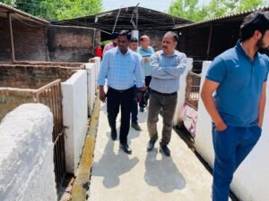 1744522909_363_गढ़वाल-मण्डल-के-अपर-निदेशक-ने-पशुचिकित्सालय-बहादराबाद-एवं-बेलड़ी.jpg