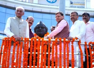1745571278_462_मुख्यमंत्री-धामी-ने-हेमवती-नंदन-बहुगुणा-की-मूर्ति-पर-माल्यार्पण.jpeg
