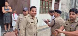 1745749759_906_सत्यापन-अभियान-के-लिए-घर-घर-पहुंच-रही-हरिद्वार-पुलिस.jpeg