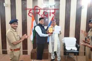 1746016361_942_सेवानिवृत-हो-रहे-जवानों-को-हरिद्वार-पुलिस-ने-दी-यादगार.jpg