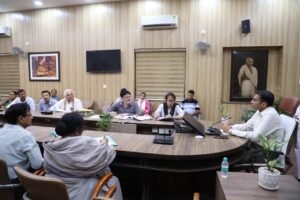 डीएम-के-आमंत्रण-पर-आंदोलनकारियों-संग-सौहार्द-माहौल-में-बैठक.jpg