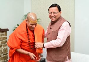 मुख्यमंत्री-धामी-से-मुख्यमंत्री-आवास-में-निरंजनी-अखाड़े-के-आचार्य.jpg