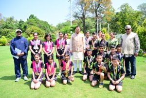 मुख्यमंत्री-ने-विजेता-टीम-के-सदस्य-छात्रों-को-बधाई-देते.jpg