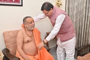 मुख्यमंत्री-ने-हरिद्वार-के-शंकराचार्य-आश्रम-में-जगतगुरु-शंकराचार्य-राजराजेश्वराश्रम.jpg