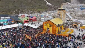 केदार-घाटी-में-आकर-अभिभूत-हो-रहे-श्रद्धालु.jpg