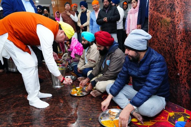 1764082235_278_मुख्यमंत्री-धामी-ने-रेसकोर्स-गुरुद्वारा-में-सुने-शबद-कीर्तन.jpg