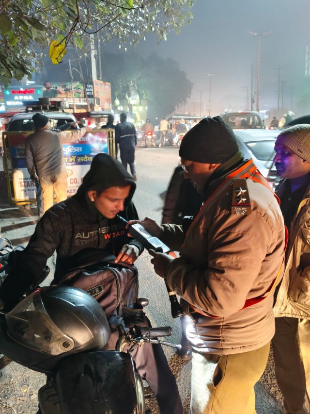 1767110440_654_आंग्ल-नववर्ष-की-दृष्टिगत-अटेंशन-मोड-पर-हरिद्वार-पुलिस.jpg