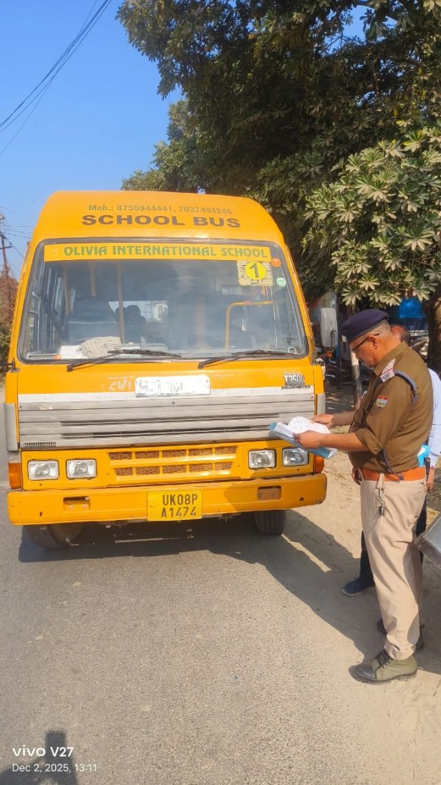 SSP-हरिद्वार-के-निर्देश-पर-स्कूली-वाहनों-का-चैकिंग-अभियान.jpg