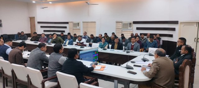 जिलाधिकारी-ने-जिला-स्तरीय-अधिकारी-के-साथ-की-विभिन्न-योजनाओं.jpeg