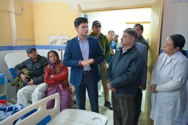जिलाधिकारी-प्रतीक-जैन-का-जिला-अस्पताल-रुद्रप्रयाग-में-औचक-निरीक्षण.jpg