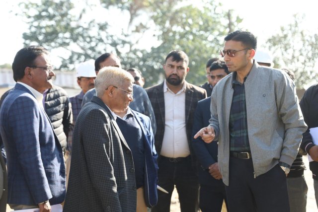 निर्माणाधीन-ग्रीन-बिल्डिंग-पंहुचे-डीएम-कार्यों-का-किया-निरीक्षण-धीमी.jpg