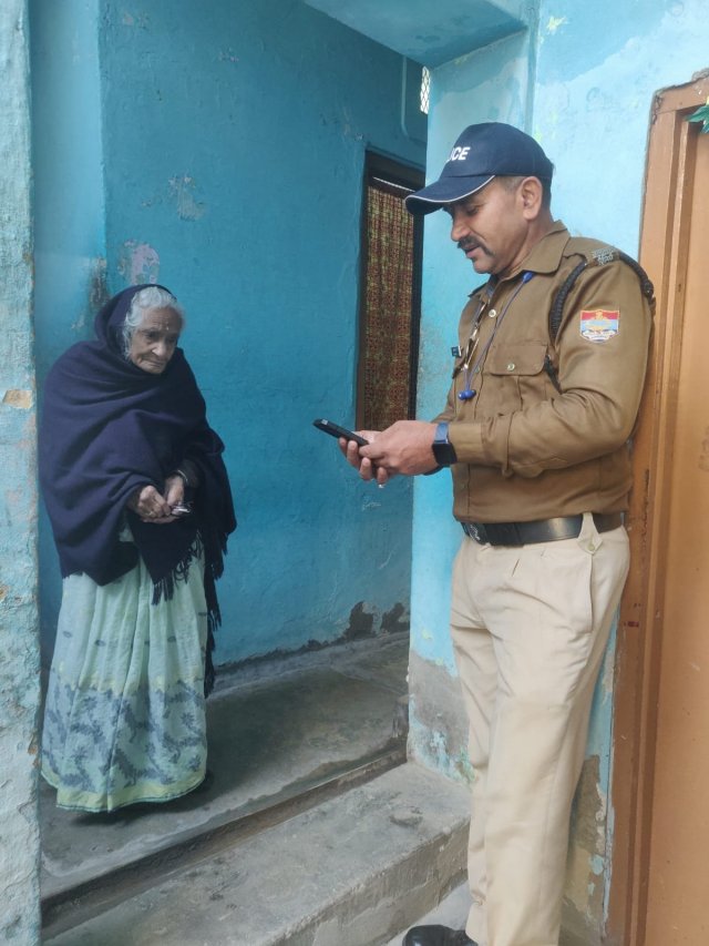 हरिद्वार-पुलिस-द्वारा-डोर-टू-डोर-जाकर-वरिष्ठ-नागरिको-की.jpg