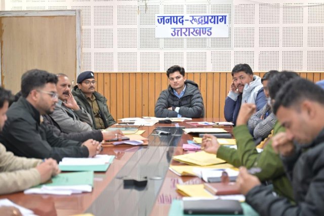 चारधाम-यात्रा-की-तैयारियों-को-लेकर-डीएम-रुद्रप्रयाग-की-टैक्सी.jpeg