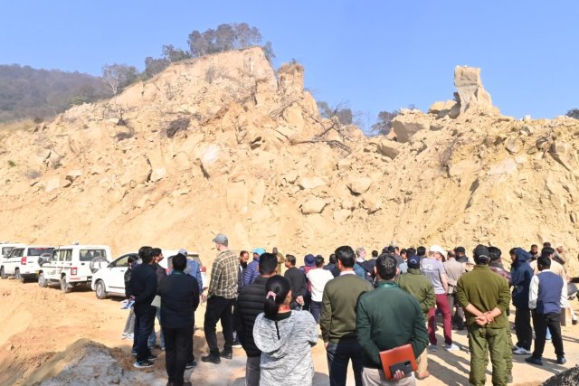 मनसा-देवी-हिल-पहाड़ियाँ-पर-हो-रहे-भूस्खलन-के-उचित.jpg