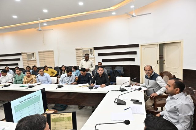 1774445950_442_जिलाधिकारी-ने-शिक्षा-विभाग-द्वारा-संचालित-विभिन्न-योजनाओं-की-समीक्षा.jpg