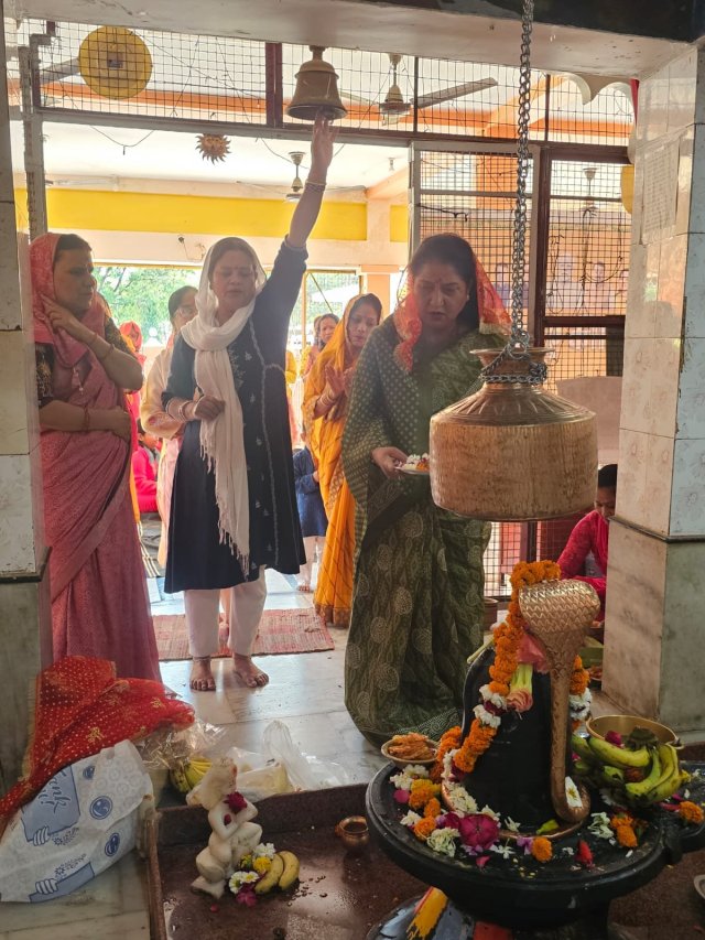 1774447574_412_नवरात्रि-पर-गीता-आश्रम-के-शिव-मंदिर-में-स्थानीय-मातृशक्ति.jpg