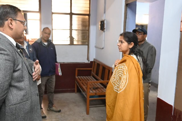 1774971470_817_जिलाधिकारी-ने-किया-कार्यालयों-का-औचक-निरीक्षण.jpg