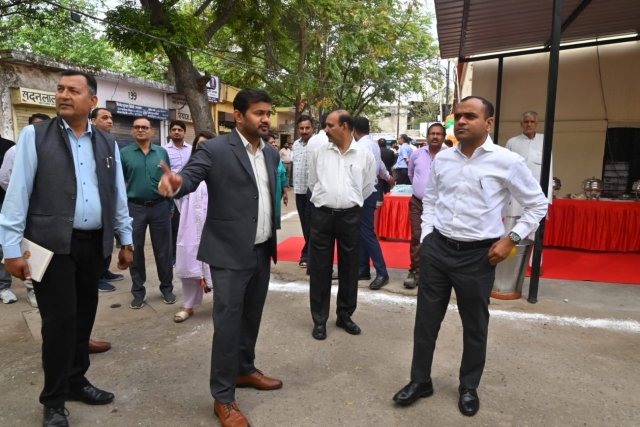 जिलाधिकारी-मयूर-दीक्षित-ने-किया-तहसील-रूड़की-का-निरीक्षण.jpg
