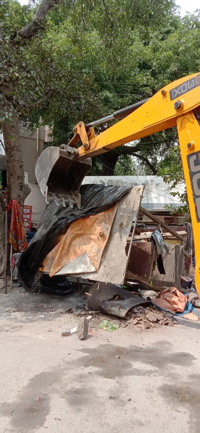 1775559448_789_हरिद्वार-में-चला-बड़ा-अतिक्रमण-हटाओ-अभियान-60-ठेलियां-हटाईं.jpeg