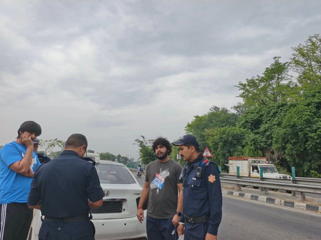 1777474642_540_बिना-नंबर-प्लेट-और-ब्लैक-फिल्म-लगी-कार-पर-कार्रवाई.jpeg