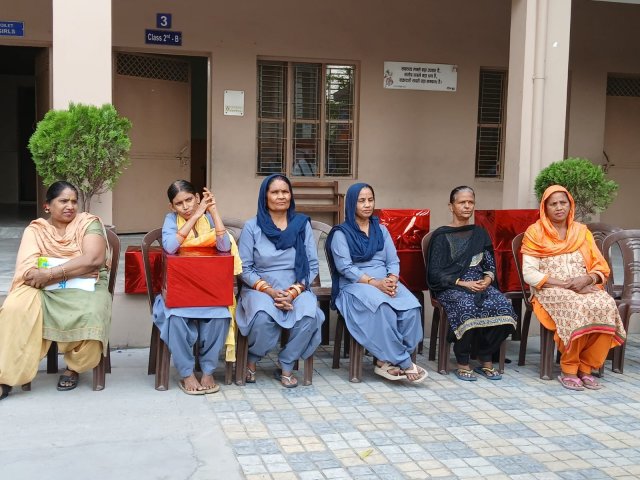 1777556340_437_श्रम-वह-सीढ़ी-है-जिसके-माध्यम-से-मानवीय-गरिमा-और.jpeg