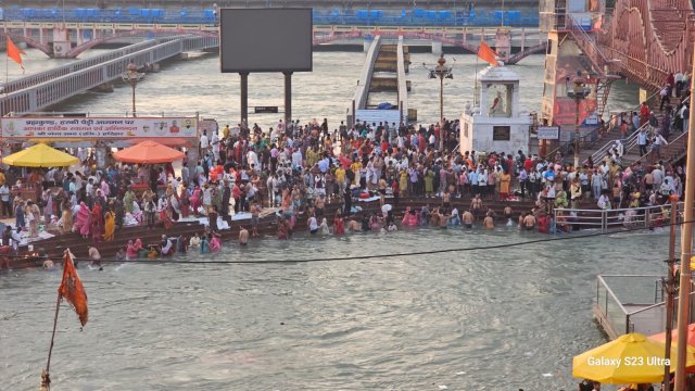 1777609161_853_बुद्ध-पूर्णिमा-पर-हरिद्वार-में-लाखों-की-संख्या-में-श्रद्धालु.jpeg