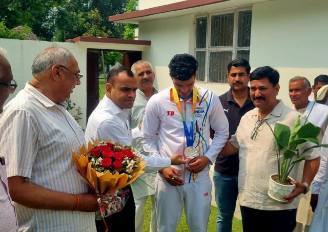 1777721568_364_बीच-एशियाई-गेम्स-में-रजत-पदक-विजेता-यथार्थ-देशलाल-को.jpeg
