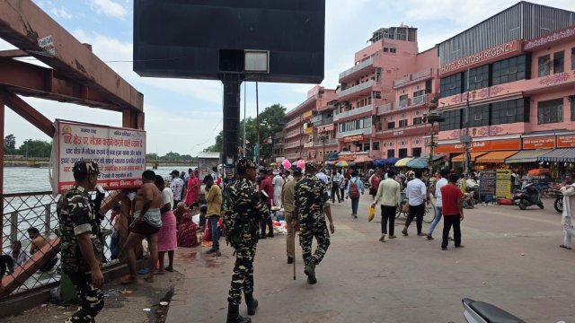 1777994852_487_हरकी-पैड़ी-पर-स्थानीय-पुलिस-और-पैरामिलिट्री-फ़ोर्स-ने-किया.jpeg