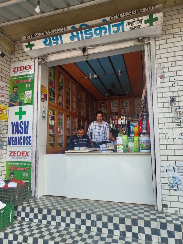 1778600606_815_चारधाम-रूट-पर-औषधि-प्रतिष्ठानों-का-निरीक्षण-अनियमितताओं-पर-कार्रवाई.jpeg