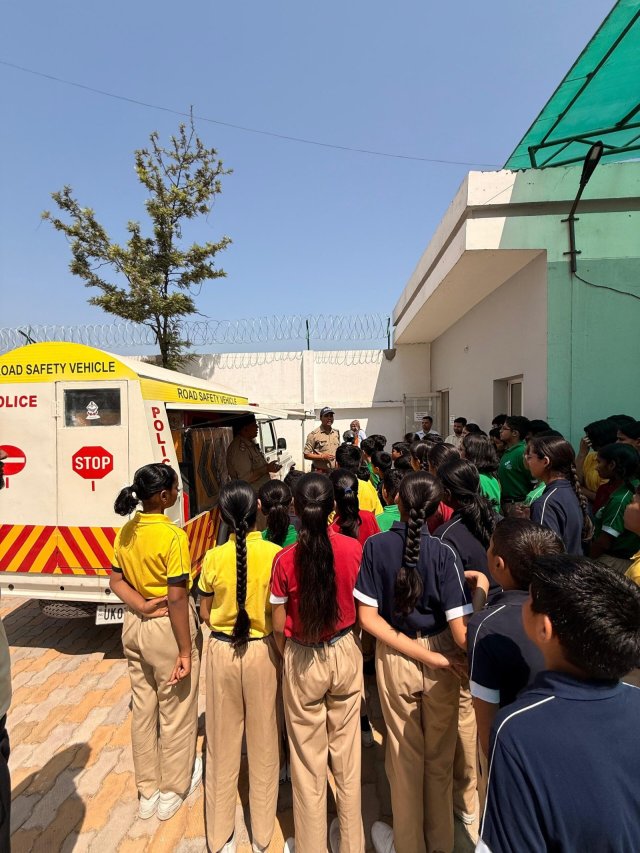 1778774484_798_सड़क-सुरक्षा-जीवन-रक्षा-यातायात-पुलिस-हरिद्वार-की-यातायात-जागरूकता.jpeg