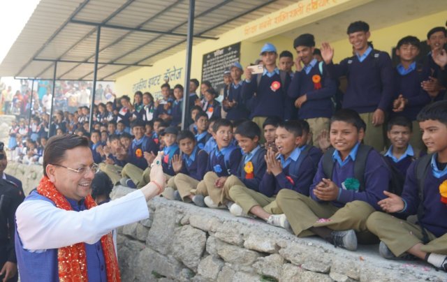 1778947596_379_धामी-ने-देवीधुरा-में-छात्र-छात्राओं-से-किया-संवाद-उज्ज्वल-भविष्य.jpg