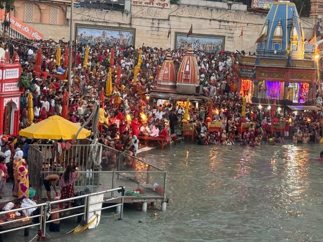 1779753759_217_लहरों-में-फंस-जंजीर-में-लटक-रहे-हरियाणा-निवासी-व्यक्ति.jpg