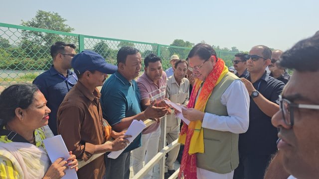 1779871056_203_मुख्यमंत्री-धामी-ने-लोहियाहेड-हेलीपैड-पर-जनता-व-जनप्रतिनिधियों-से.jpeg