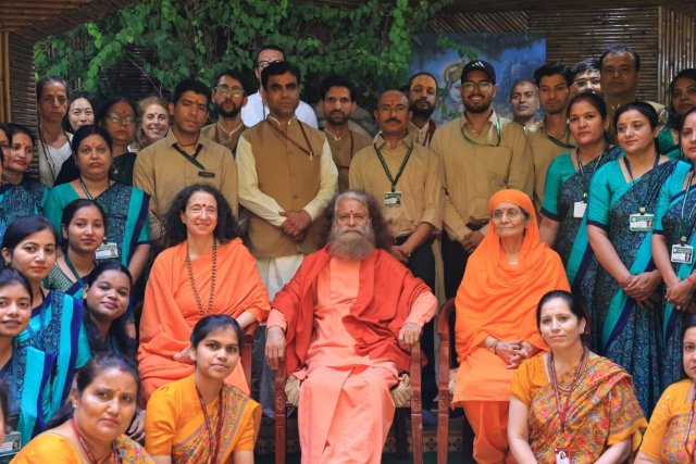 1779890120_524_बढ़ती-गर्मी-में-परमार्थ-निकेतन-से-मानवता-का-संदेश.jpeg