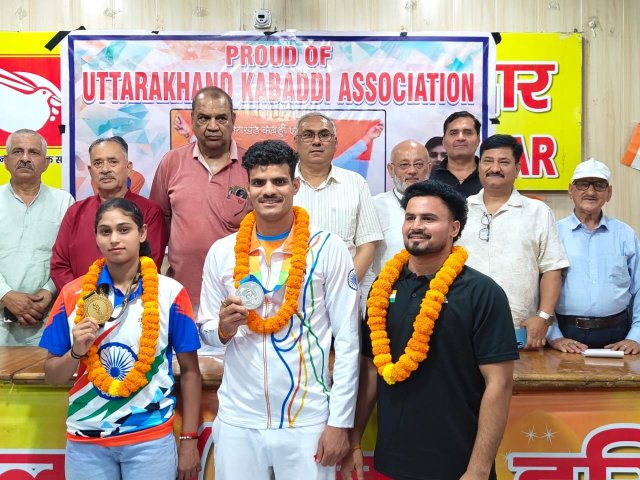 उत्तराखंड-कबड्डी-एसोसिएशन-ने-किया-पदक-जीतकर-लौटे-खिलाड़ियों-का.jpg