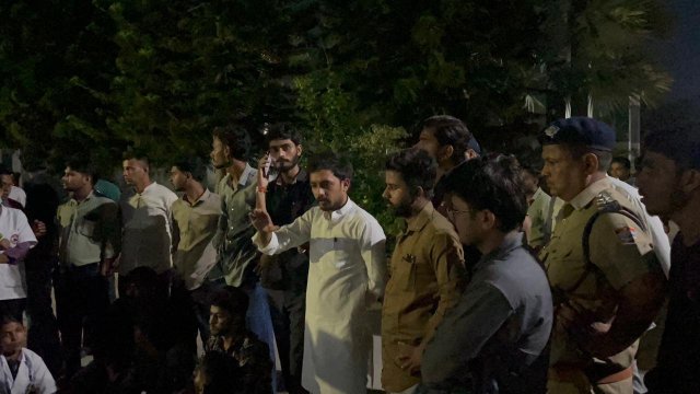 केयर-कॉलेज-में-जीएनएम-पाठ्यक्रम-को-लेकर-छात्रों-का-जोरदार.jpeg