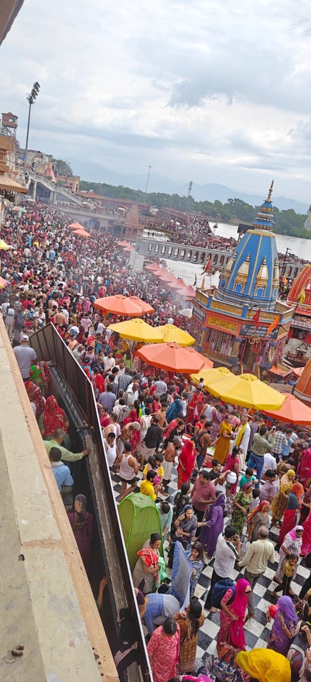 चारधाम-यात्रा-व्यवस्थाओ-का-जायजा-लेने-हरकी-पौड़ी-पहुंचे-जिलाधिकारी.jpeg