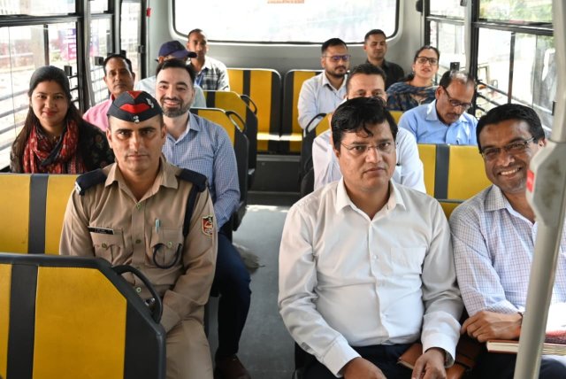जिला-प्रशासन-ने-बस-से-किया-सामूहिक-सफर.jpeg