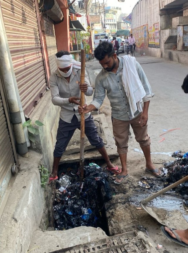 जिलाधिकारी-के-निर्देशन-में-जनपद-में-नालियों-की-सफाई-ने.jpeg