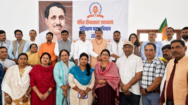 टिहरी-में-मंत्री-भरत-सिंह-चौधरी-का-भाजपा-कार्यकर्ताओं-ने.jpeg
