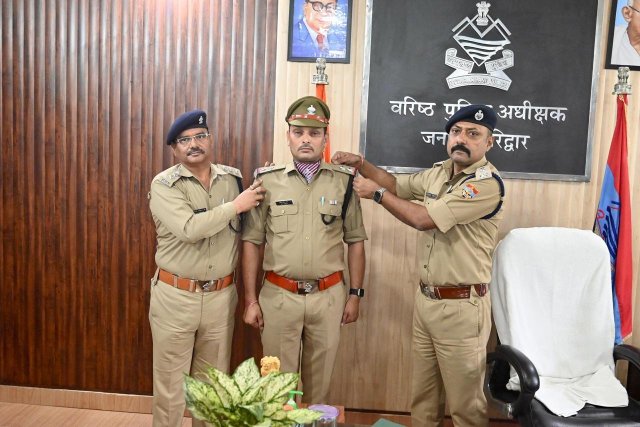 पीपिंग-सेरेमनी-में-SSP-नवनीत-सिंह-ने-पहनाए-स्टार.jpeg