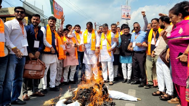 भाजपा-महानगर-देहरादून-द्वारा-कांग्रेस-का-पुतला-दहन-किया.jpeg