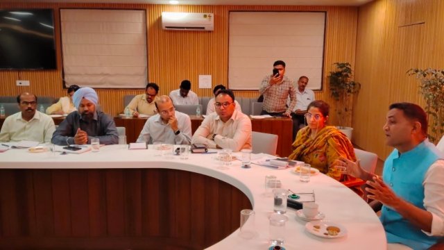 मंन्त्री-खजानदास-ने-दिया-वरिष्ठ-नागरिक-संगठन-को-समस्याओ-के.jpg