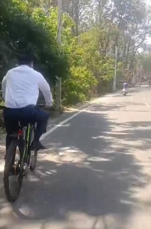 महानिदेशक-सूचना-श्री-बंशीधर-तिवारी-स्वयं-साइकिल-से-सूचना-निदेशालय.jpg