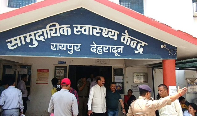 स्वास्थ्य-मंत्री-सुबोध-उनियाल-का-सीएचसी-रायपुर-पर-औचक-निरीक्षण.jpeg