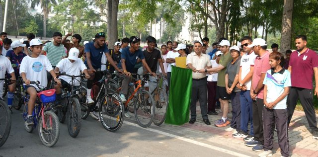 1780495108_352_साईकिल-रैलीरेस-को-जिलाधिकारी-भदौरिया-द्वारा-हरी-झण्डी-दिखाकर-रवाना.jpeg