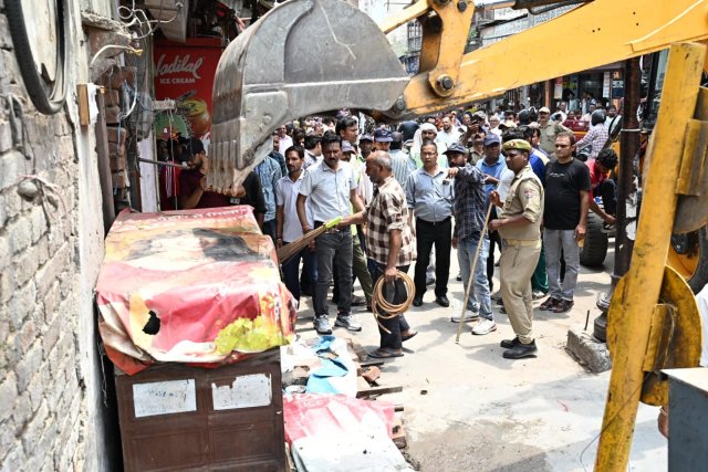 1780577769_486_मुख्यमंत्री-निर्देशन-में-जनपद-में-चलाया-जा-रहा-है-अतिक्रमण.jpg