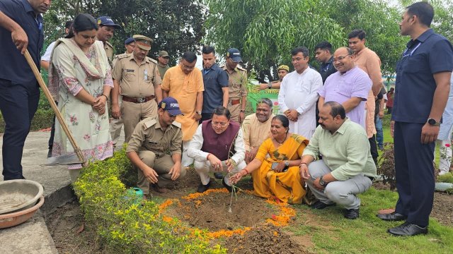 1780676334_860_मुख्यमंत्री-ने-कैंप-कार्यालय-परिसर-लोहियाहेड-में-पौधारोपण-कर-पर्यावरण.jpeg