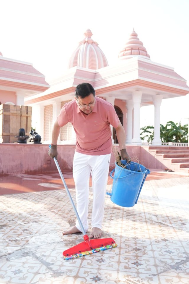 1781539778_124_मुख्यमंत्री-धामी-ने-माता-पूर्णागिरि-मंदिर-में-किया-श्रमदान-स्वच्छता.jpeg