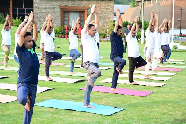 1781788290_354_मुख्यमंत्री-ने-अधिकारियों-एवं-कर्मचारियों-के-साथ-योगाभ्यास-किया.jpg